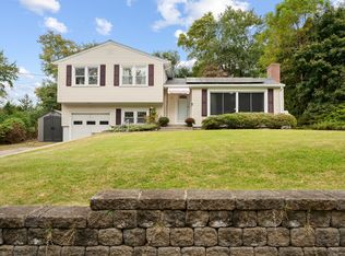 10 Sunniecrest Dr, Waterford, CT 06385