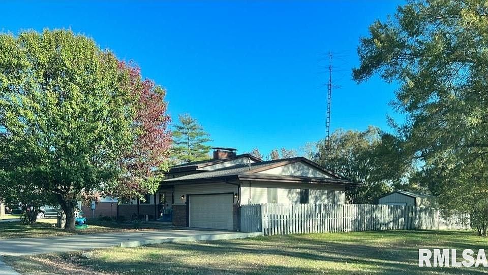 1st image of 756 N Lake Dr