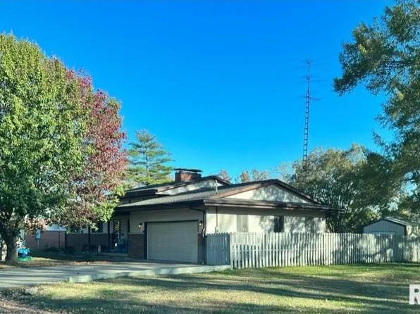 756 N Lake Dr, Du Quoin, IL 62832