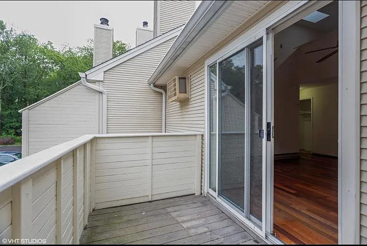 2 bed, 1038 sqft, $2,300 — Photo 2