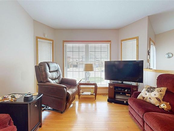 4th image of 1934 E Dunnison Cres