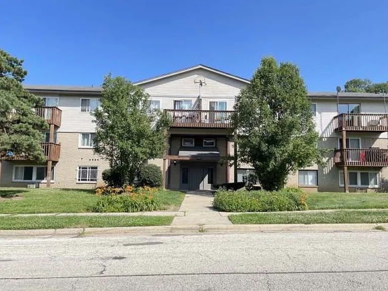 555 Deepwoods Dr #2E — Photo 1