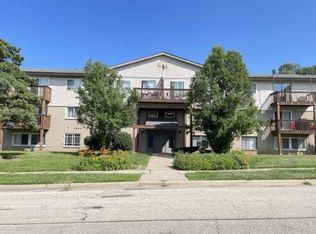 555 Deepwoods Dr APT 2E, Mundelein, IL 60060