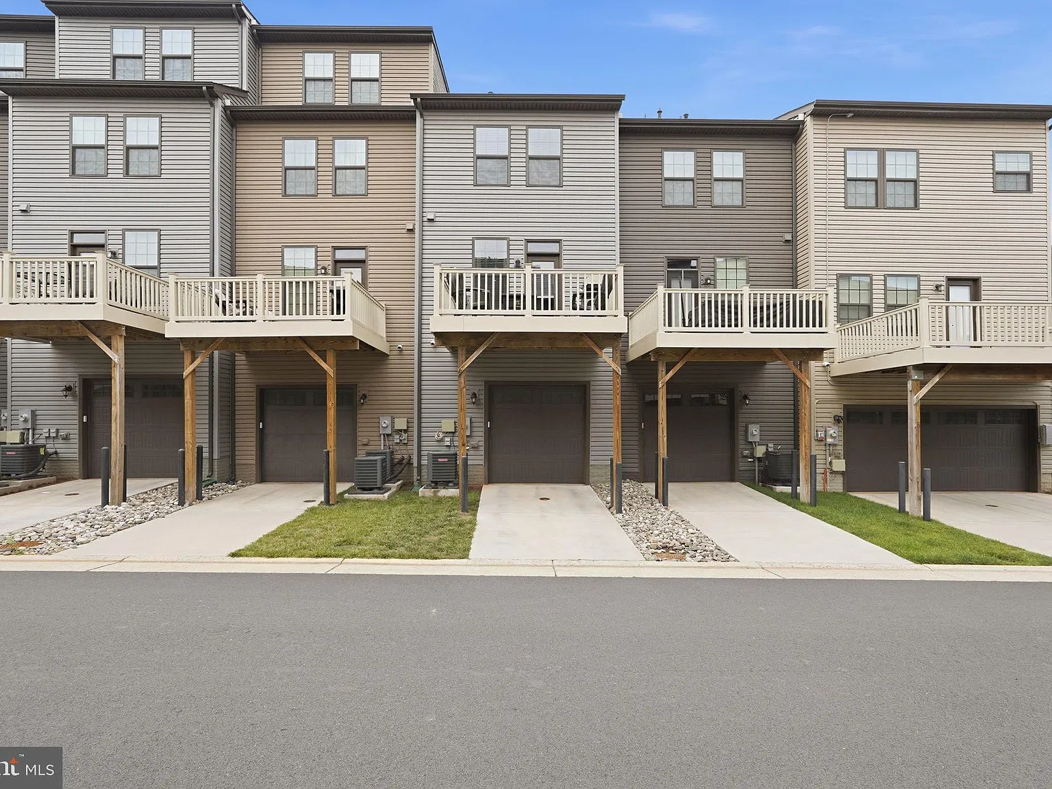 3 bed, 2.5 bath, 1548 sqft, $3,200 — Photo 3
