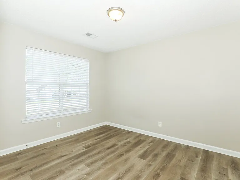 1299 N Hampton Dr — Photo 14