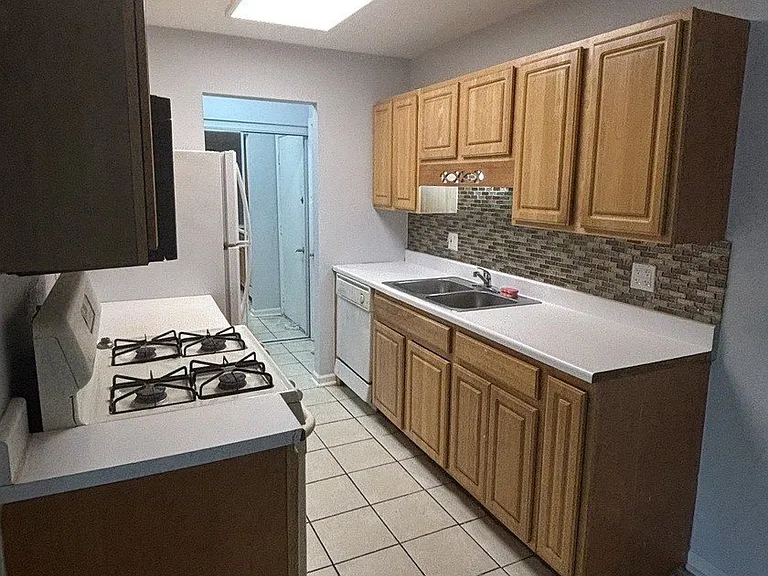 555 Deepwoods Dr #2E — Photo 8