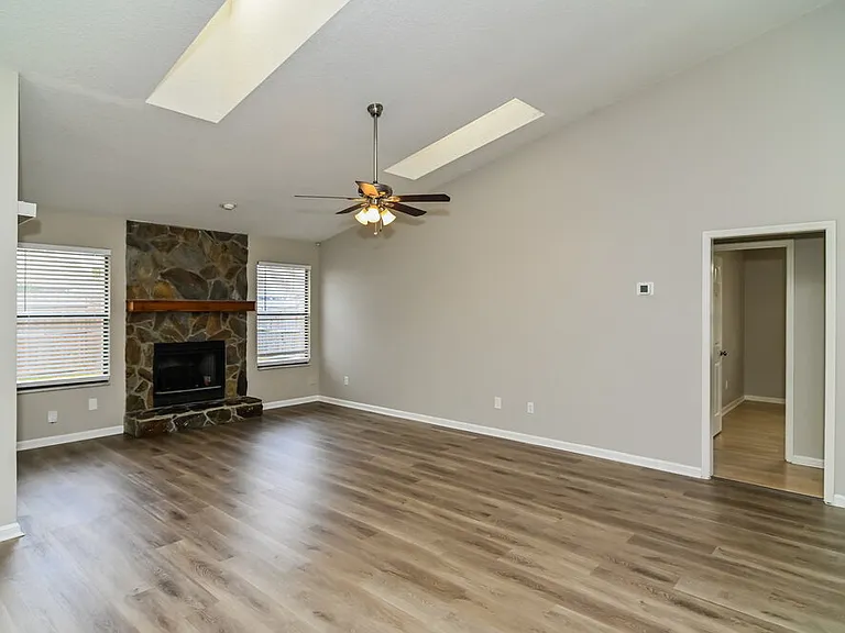 8255 Spencers Trace Dr — Photo 3