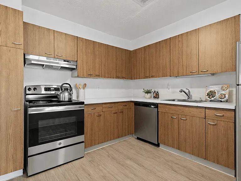 Carlyle Tower Apartments - Southfield, MI — Photo 12