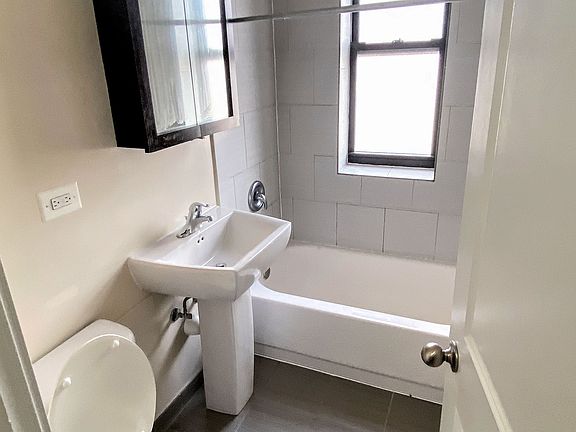 4th image of 619 1/2 W Melrose St #C3