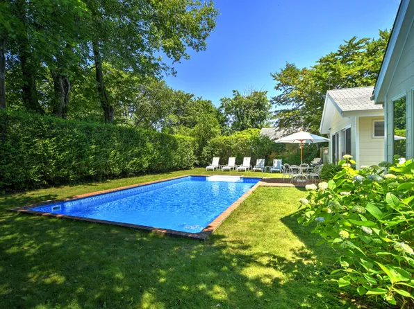 https://photos.zillowstatic.com/fp/9de9035453436cf73303021d878a9276-p_e.webp
