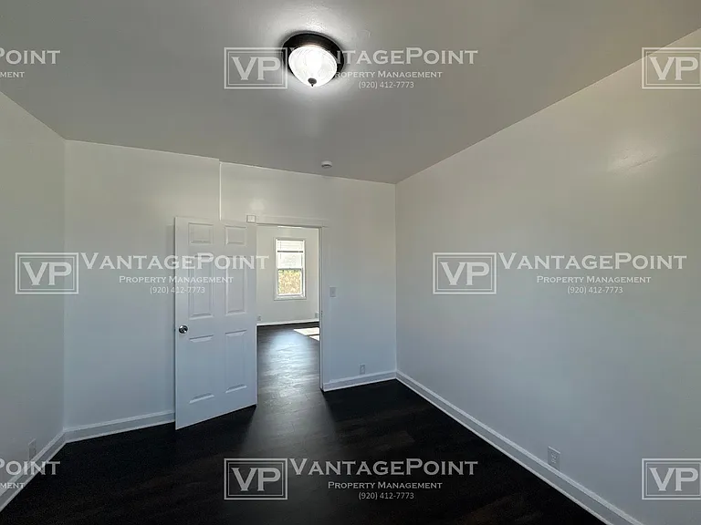 213 E Green Bay St #B — Photo 11