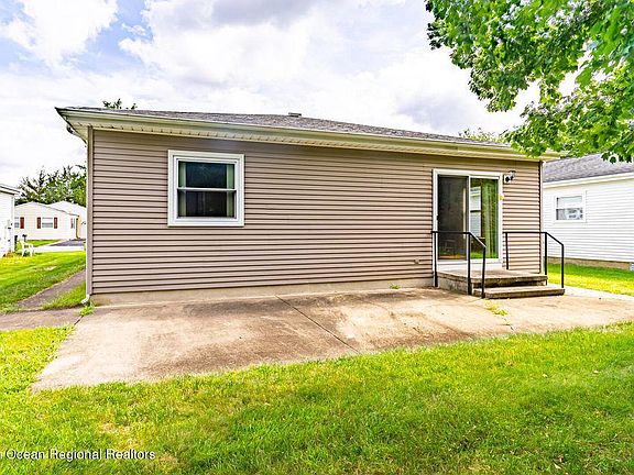 3rd image of 166 Bonaire Dr