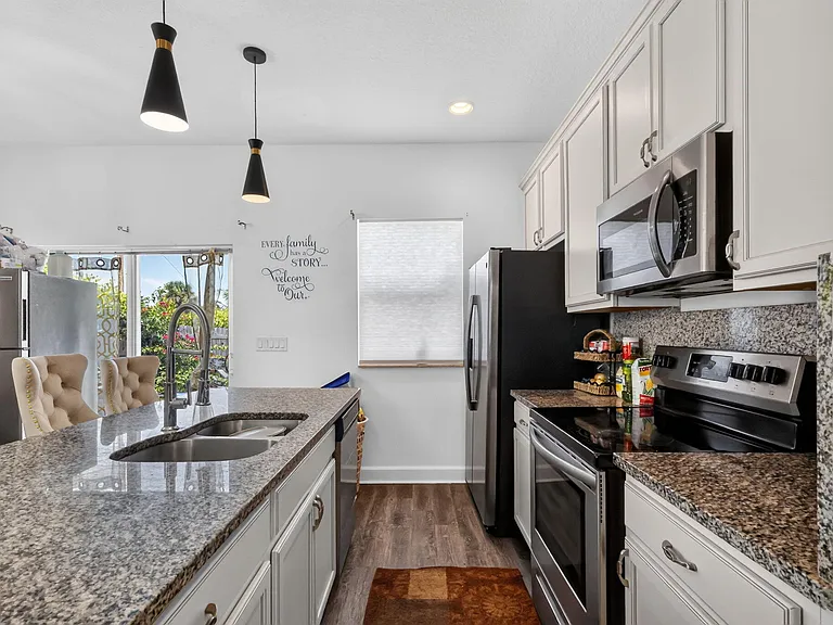 609 N F St — Photo 8