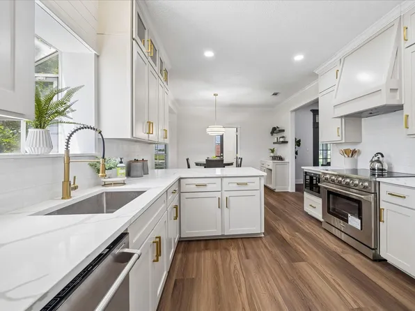 15415 Skyhawk Ln, Beach City, TX 77523