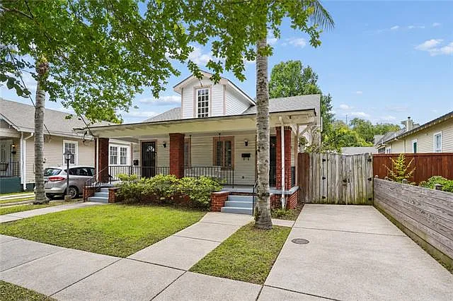 5 bed, 2.0 bath, 2349 sqft, $4,500 — Photo 2