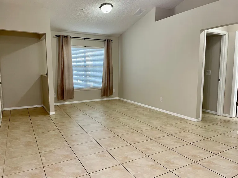 124 Reserve Cir #200 — Photo 3