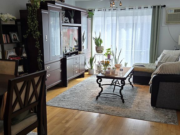 3rd image of 10467 Dearlove Rd APT 6