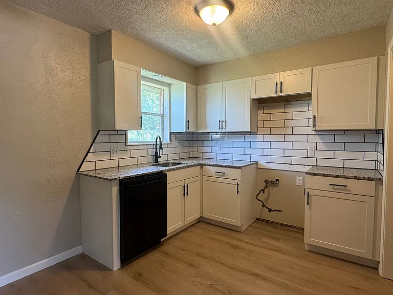 2420 NW 41st St — Photo 3