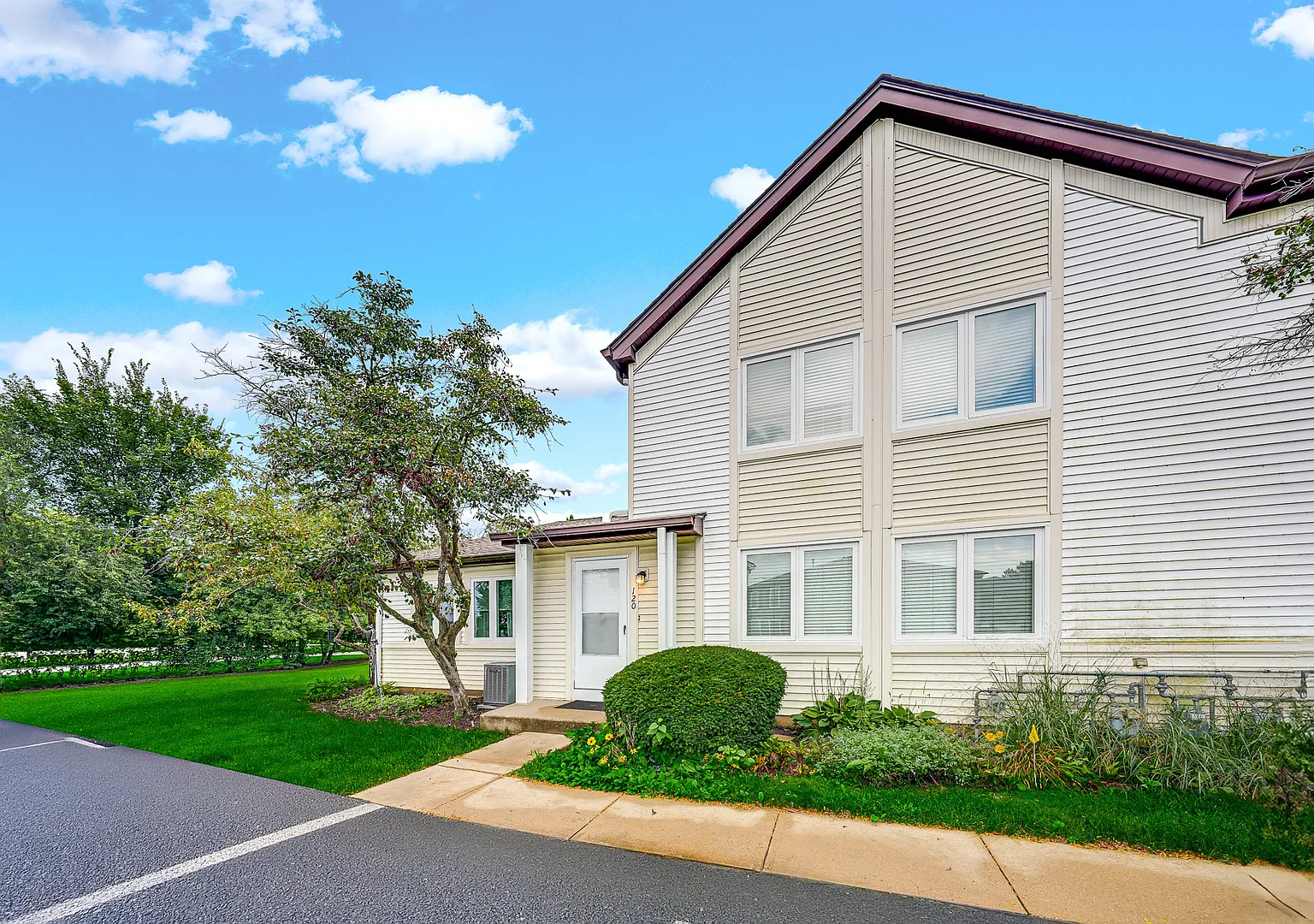 2 bed, 992 sqft, $2,100 — Photo 3