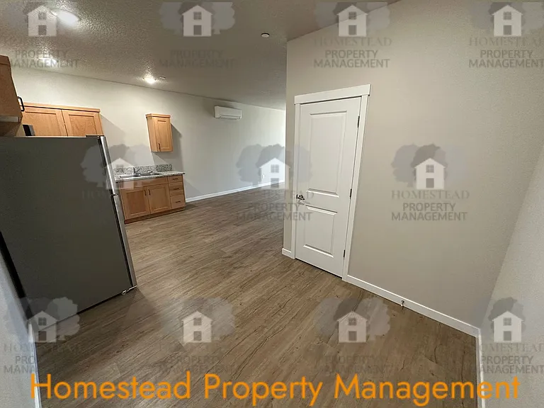 283 Knox St N — Photo 4