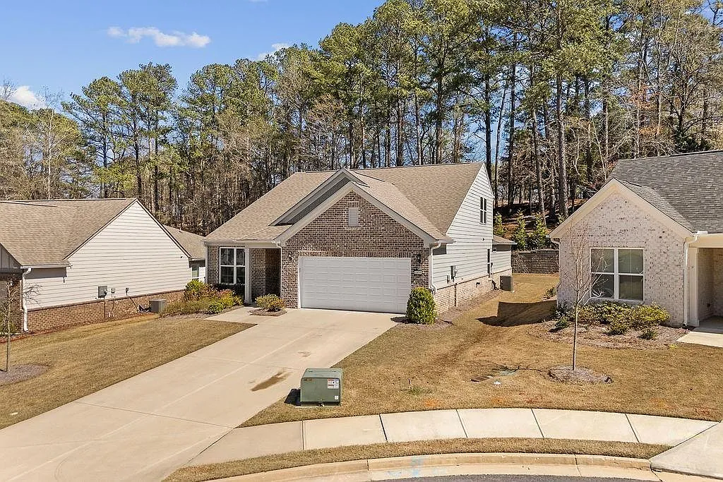 3 bed, 3.0 bath, 2779 sqft, $2,700 — Photo 2