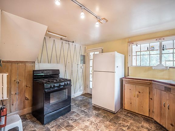 2nd image of 5 Glen Alpine Ave