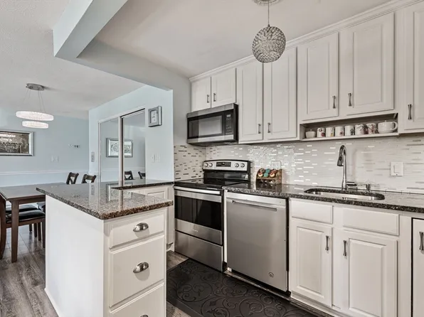 54 Fountain Ln APT 11, Weymouth, MA 02190