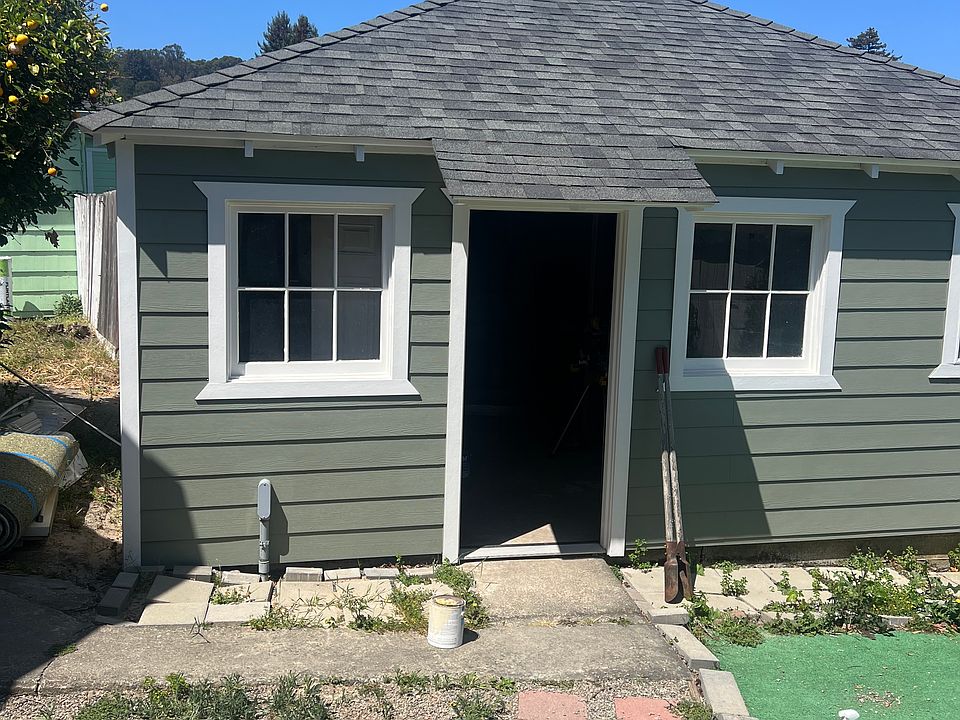 Detached 1 car garage and laundry hook ups