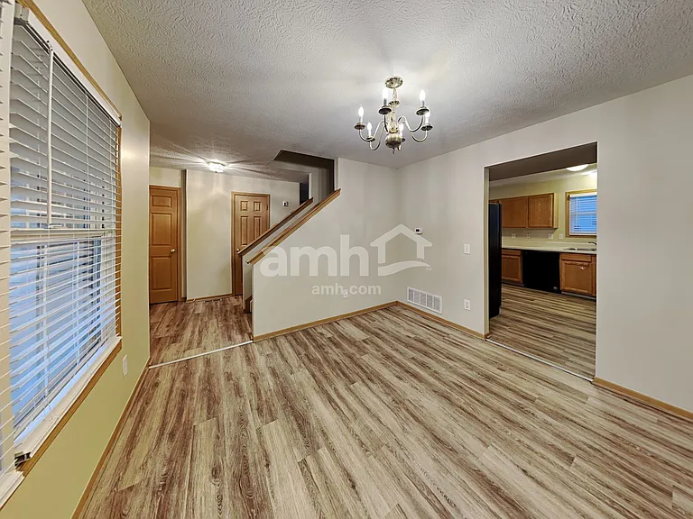 460 Lilyfield Ln — Photo 6
