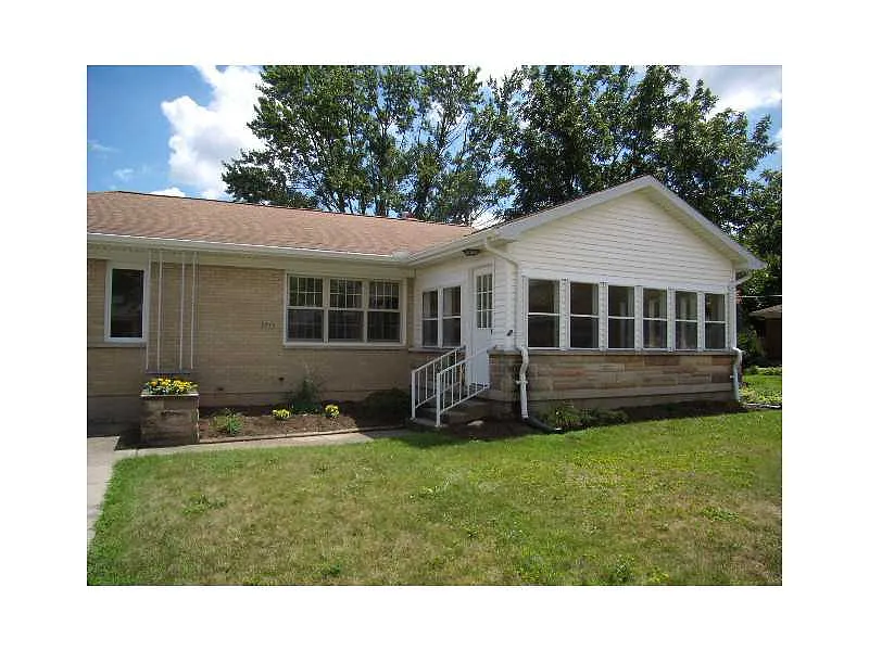 2416 Northmoor Dr photo 1