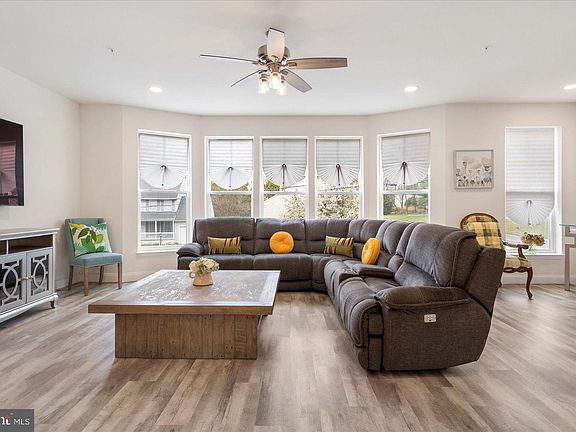 4th image of 521 Bond Ave