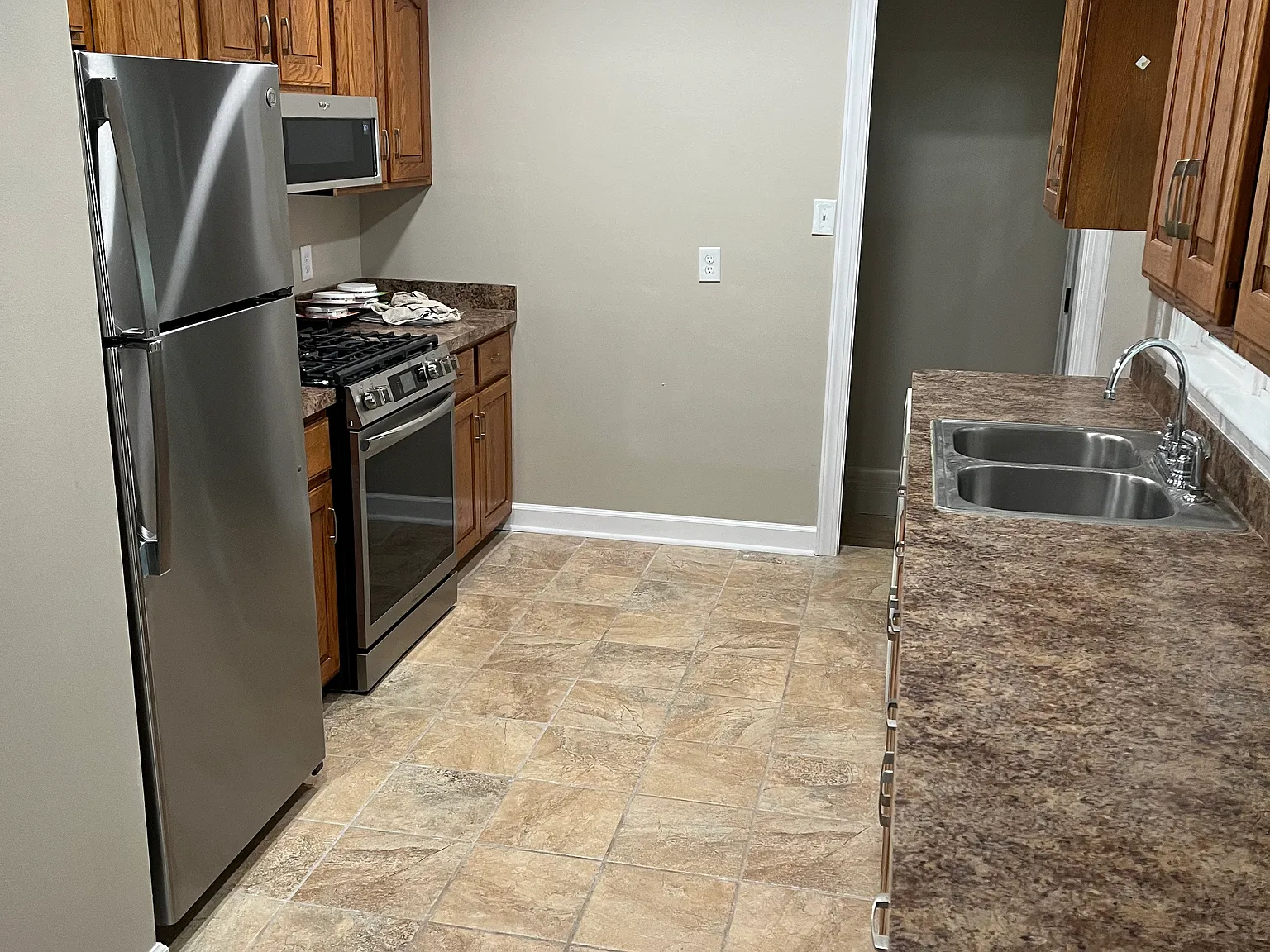 3 bed, 1040 sqft, $1,450 — Photo 2