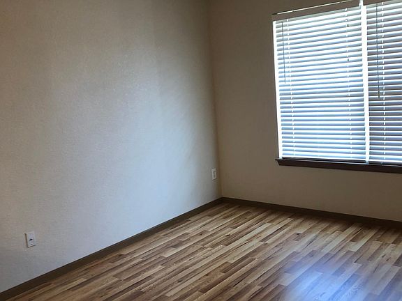 Living room ceiling fan and tray ceiling