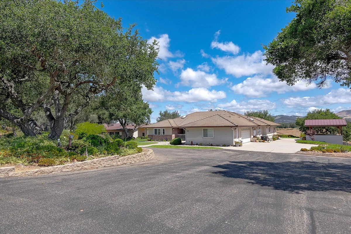 3 bed, 3.0 bath, 2653 sqft, $7,000 — Photo 2
