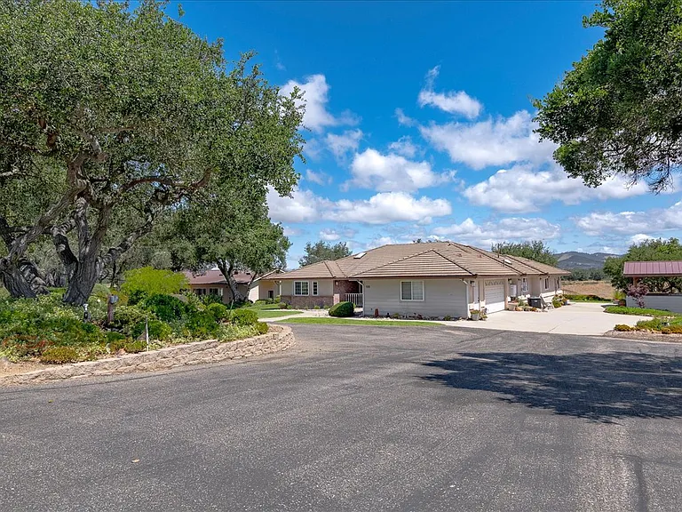 688 Willow Rd — Photo 2