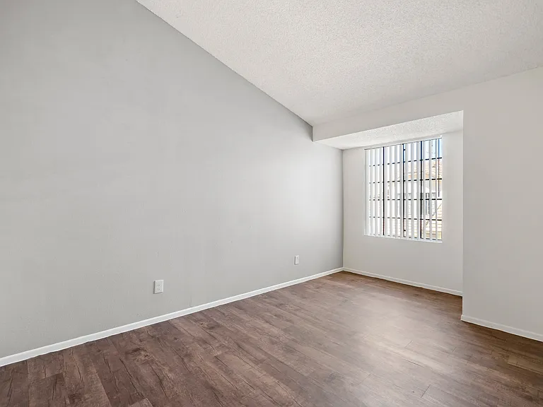 741 W Stetson Ave — Photo 4