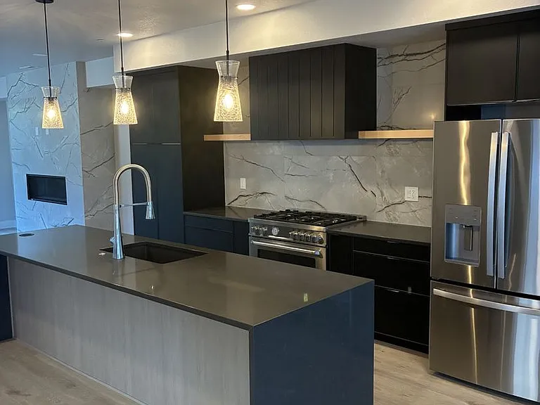 623 SW Lobelia St — Photo 2