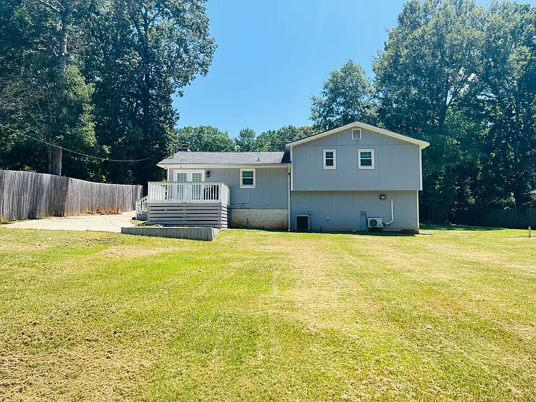 147 N Lake Dr — Photo 49