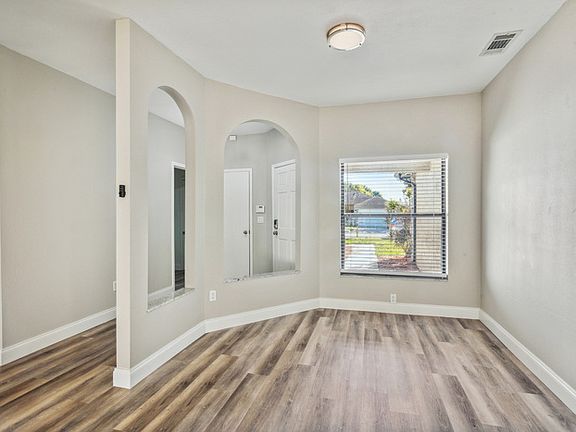 4th image of 1017 Black Willow Dr