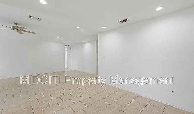 1233 Hollyhock Ln — Photo 11