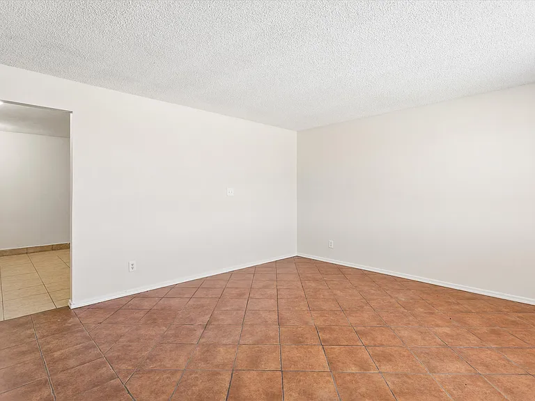 735 E South Mountain Ave — Photo 7