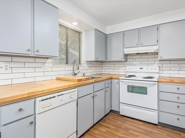 2302 W Canal St — Photo 2