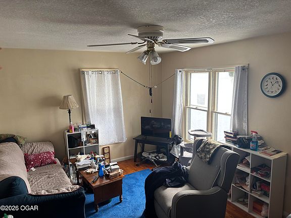 5th image of 827 W Chestnut St