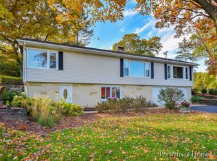 3N556 Oakwood Dr, St Charles, IL 60175