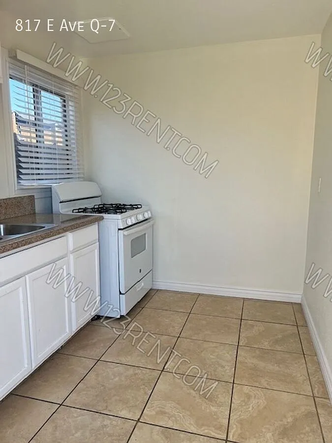Building Photo - 817 E Avenue Q #7