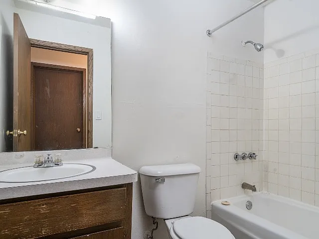 1 Bed / 1 Bath - 700 SF - Bathroom 1 Bed / 1 Bath - 700 SF - Bathroom