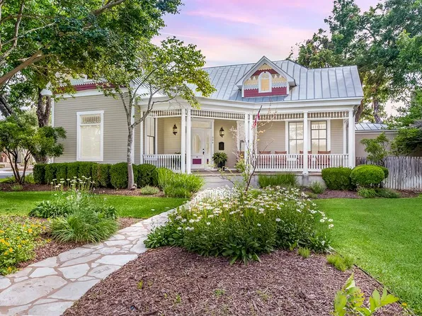 308 E Travis St, Fredericksburg, TX 78624