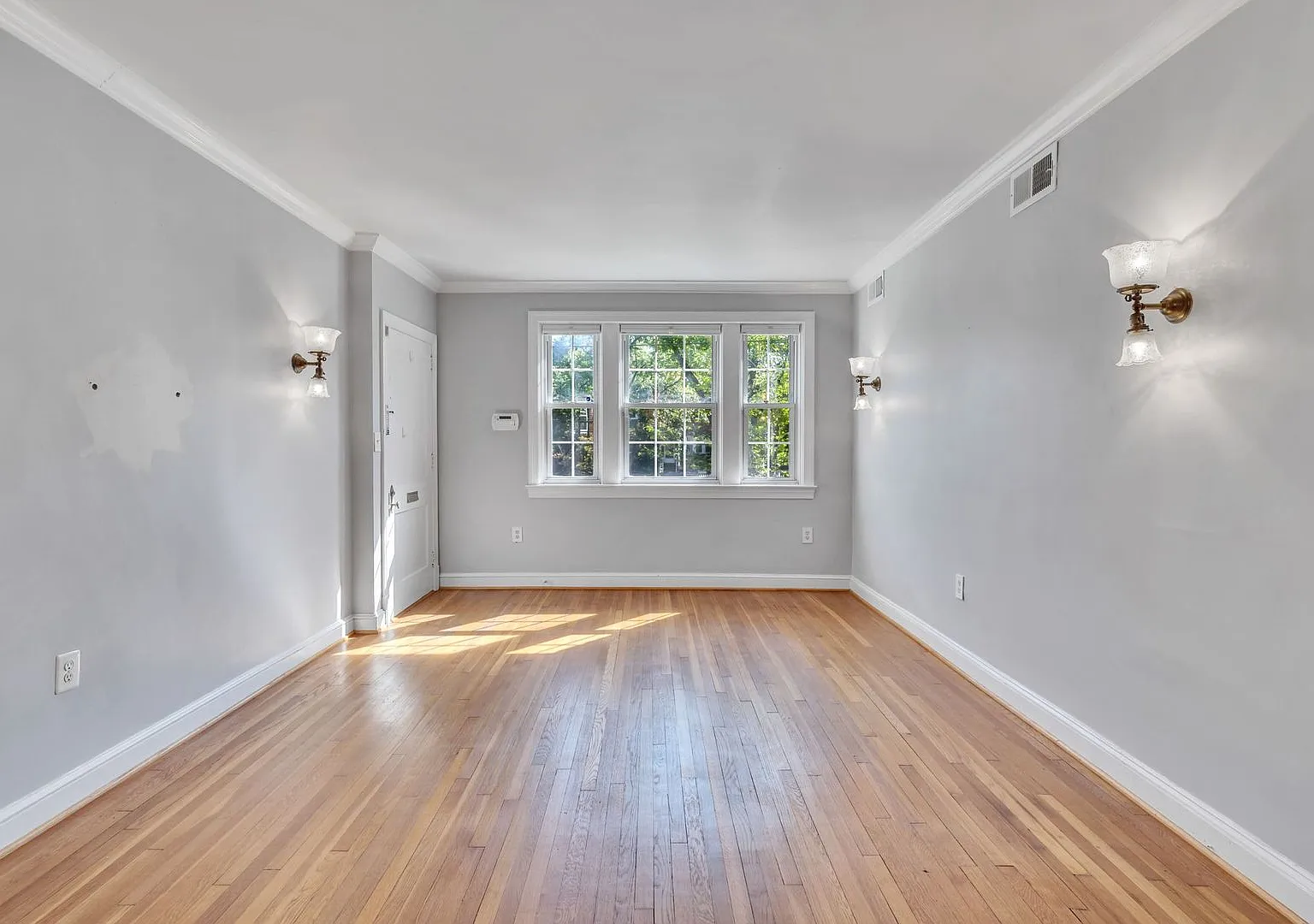 Updated Condo 3 Blocks from Metro — Photo 3