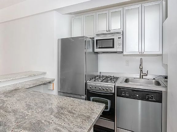 5th image of 140 E 40th St APT 3A