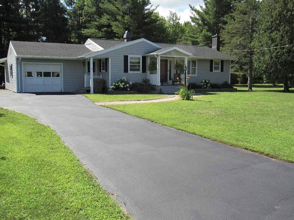 1st image of 10 Woodland Dr